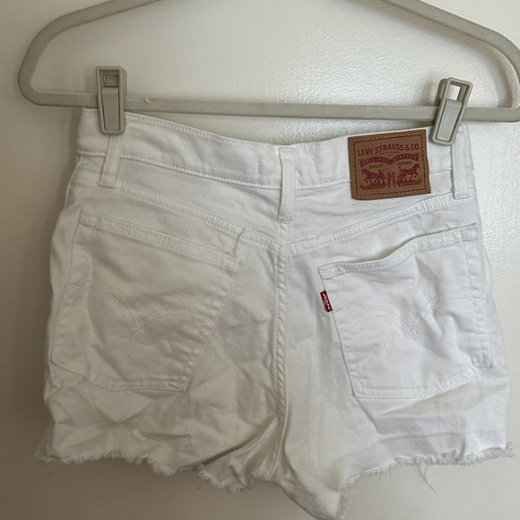Levi’s white high rise slim through hip shorts - Picture 5 of 5